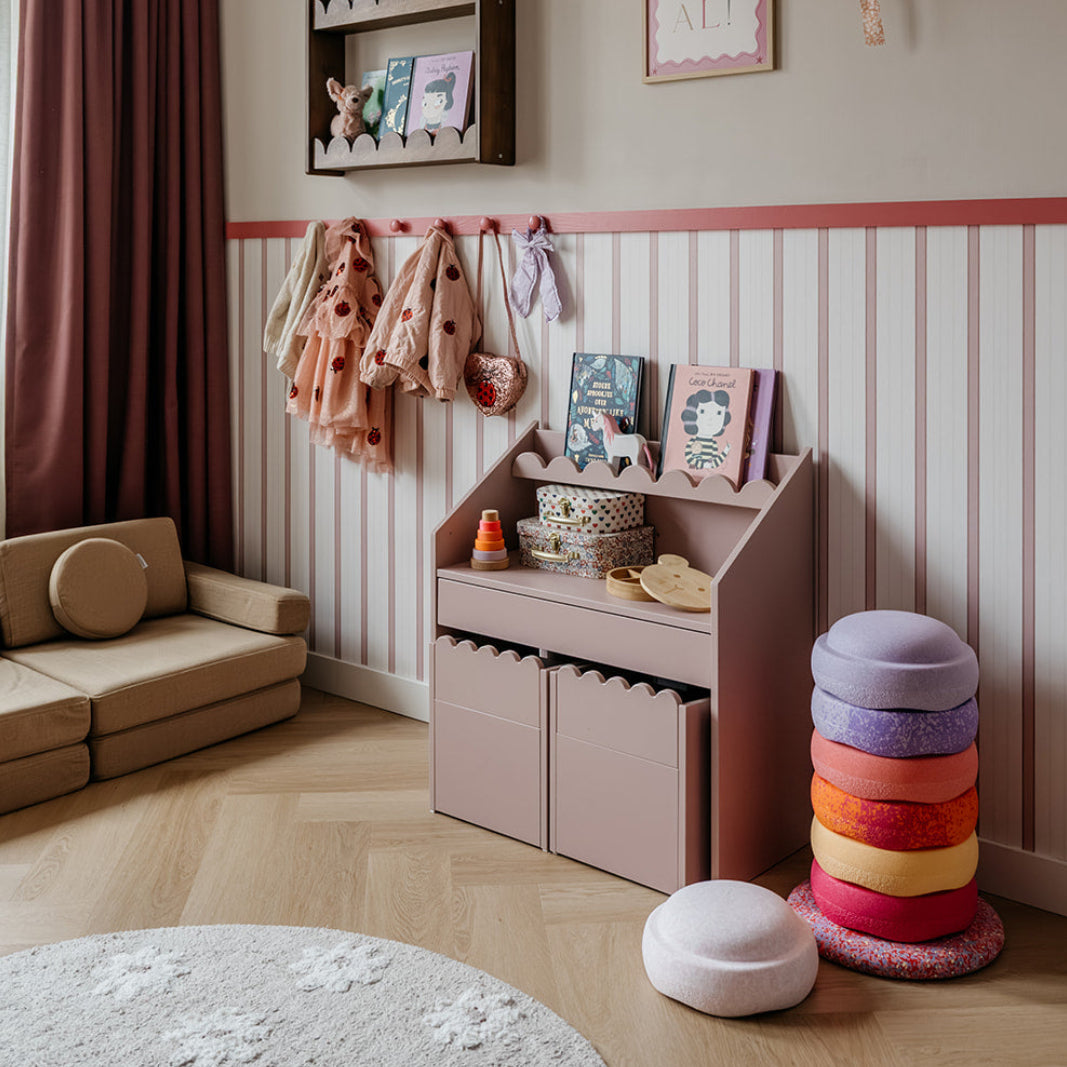 Zestaw dziecięcy Book Nook vintage rose – biurko Montessori z dwoma krzesełkami