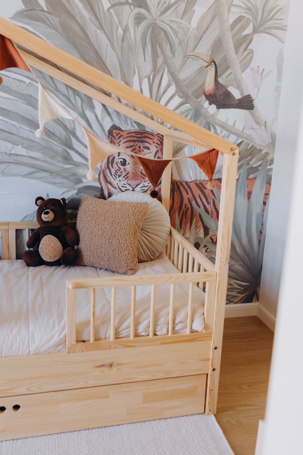 Zestaw Dream Nest pine łóżko domek 80x160 z barierkami i szufladą