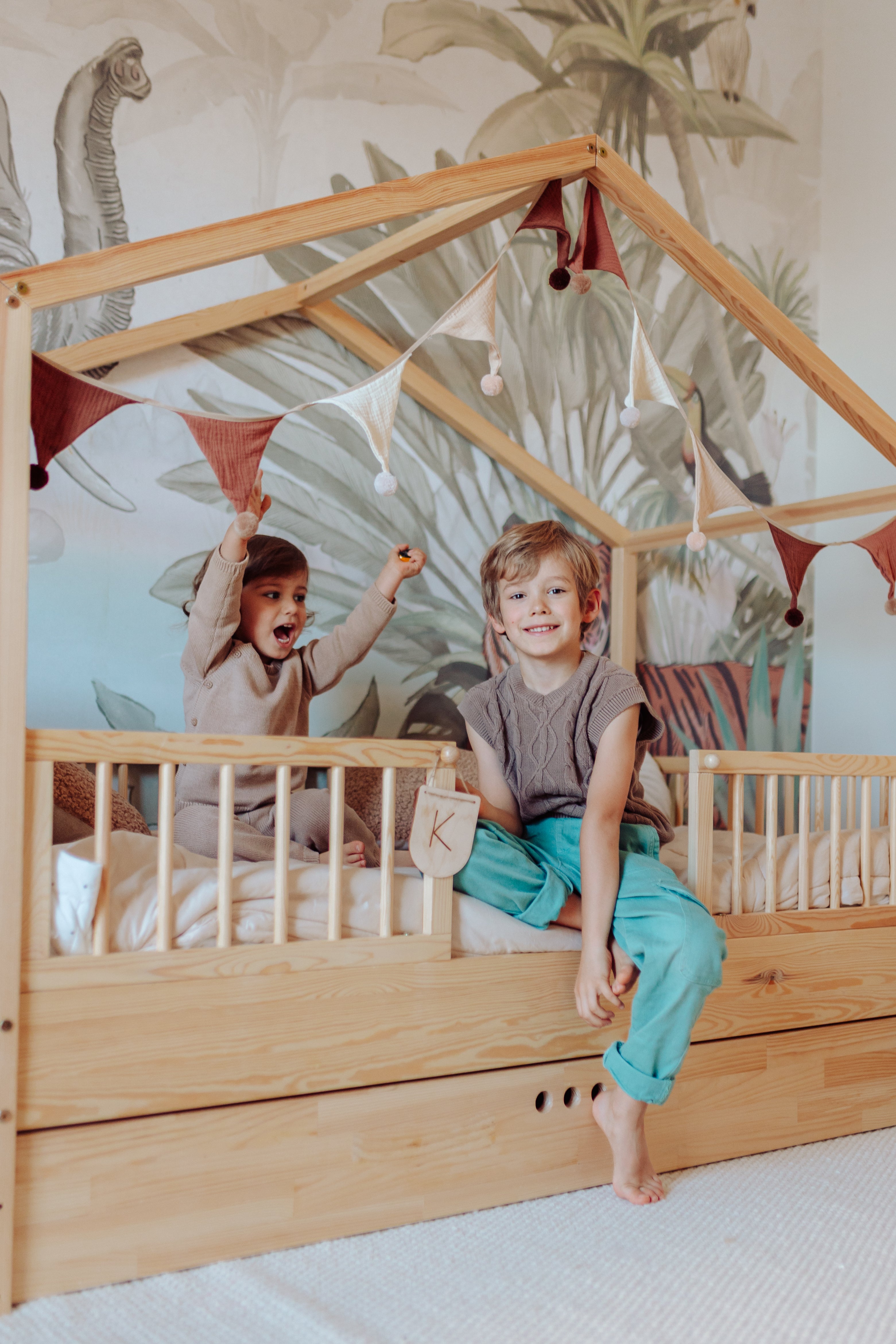 Zestaw Dream Nest pine łóżko domek 80x160 z barierkami i szufladą