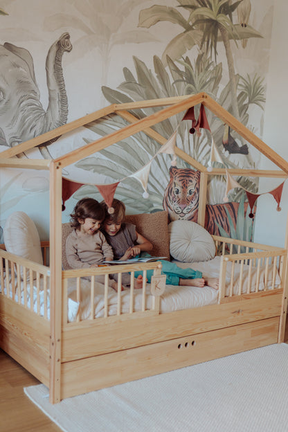 Zestaw Dream Nest pine łóżko domek 80x160 z barierkami i szufladą