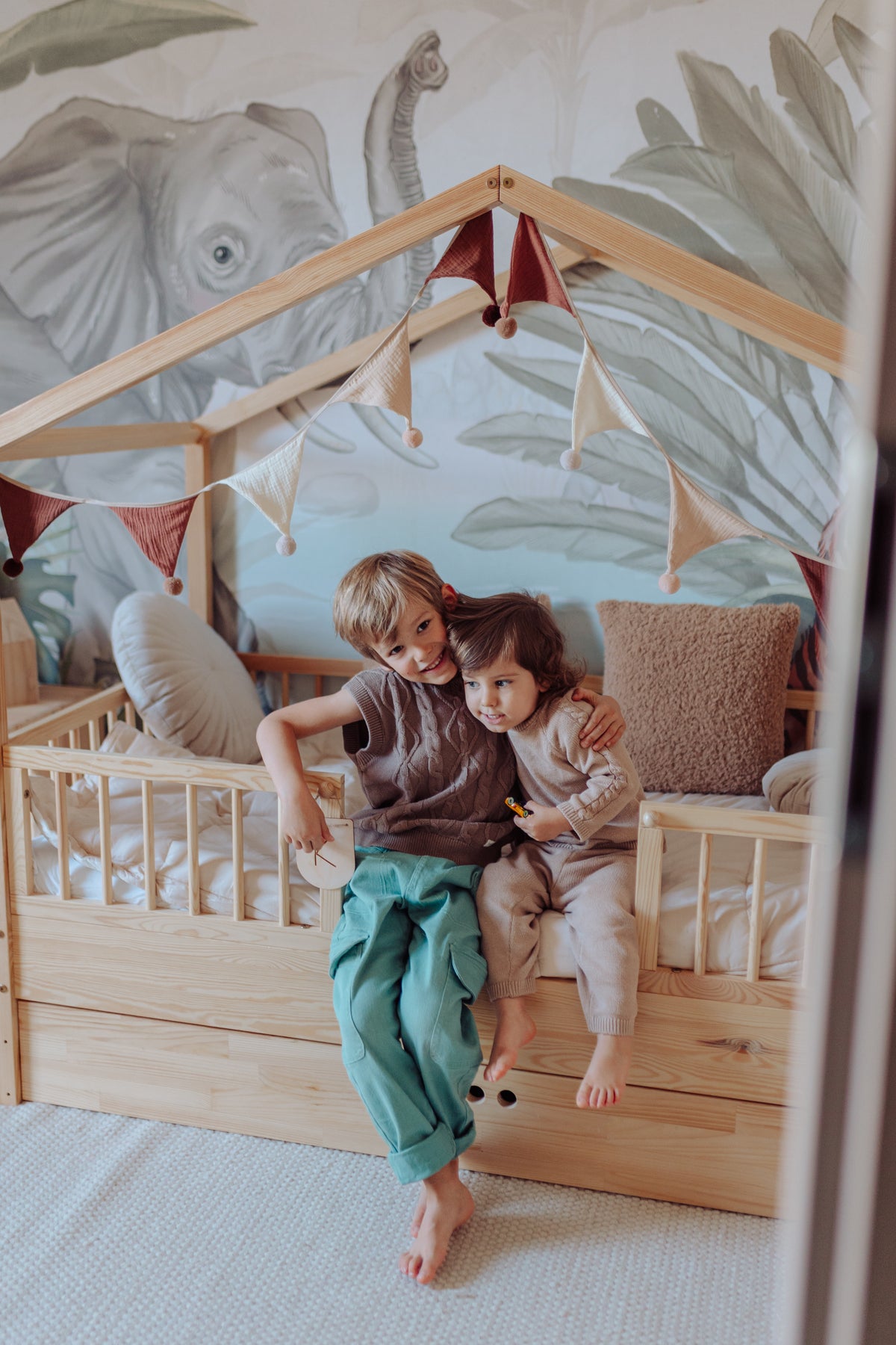 Zestaw Dream Nest pine łóżko domek 80x160 z barierkami i szufladą