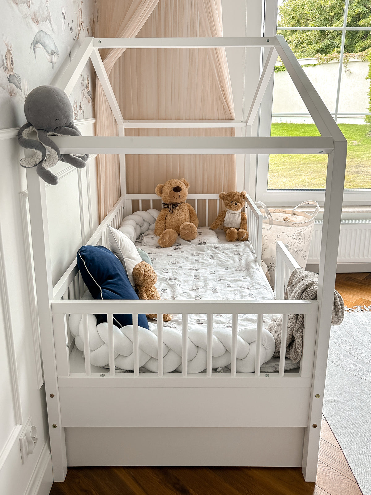 Zestaw Dream Nest snow łóżko domek 80x160 z barierkami i szufladą