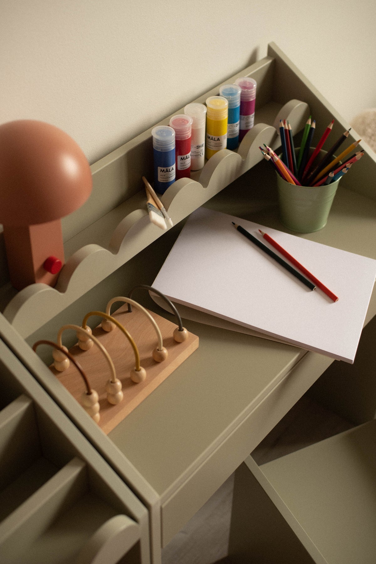 Zestaw dziecięcy Book Nook latte – biurko Montessori z dwoma krzesełkami