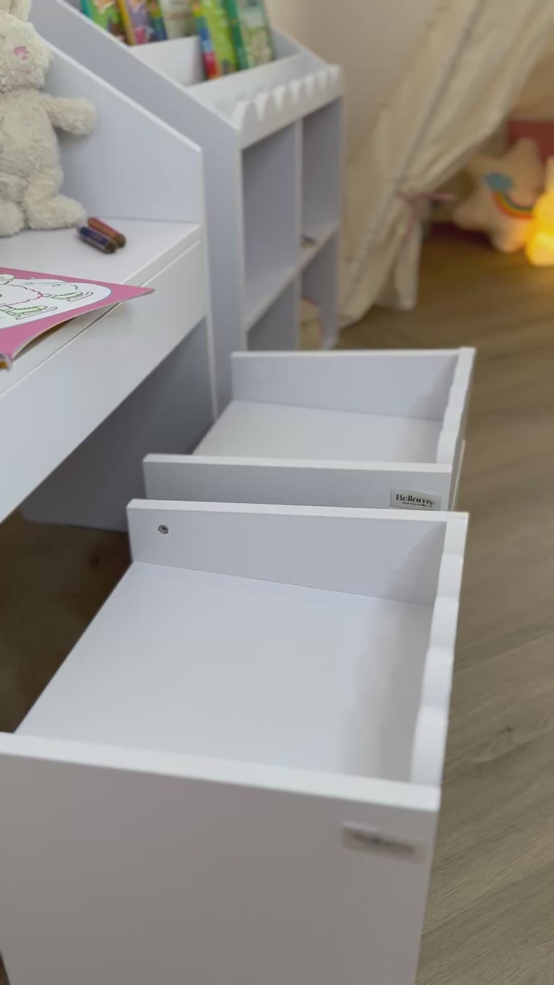 Video laden: Zestaw dziecięcy Book Nook snow – biurko Montessori z dwoma krzesełkami