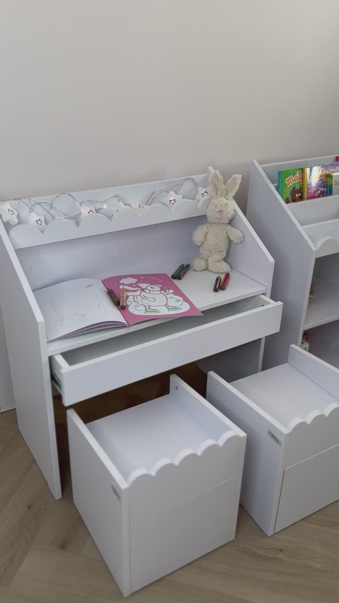 Załaduj wideo: Regał Montessori Book Nook snow– regał dziecięcy na książki i zabawki