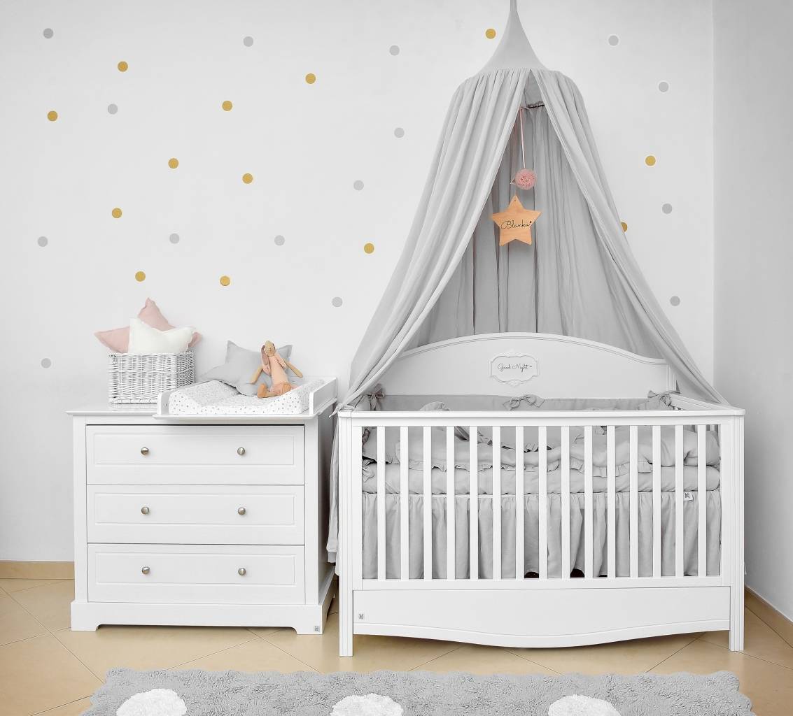 Linen Canopy Over a Baby Crib – Practical and Aesthetic Benefits