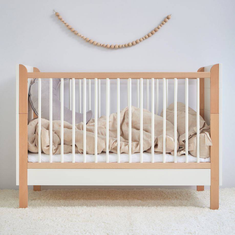 Pierwsze łóżeczko dla dziecka – jak wybrać najlepszy mebel 60x120 cm z oferty Bellamy?