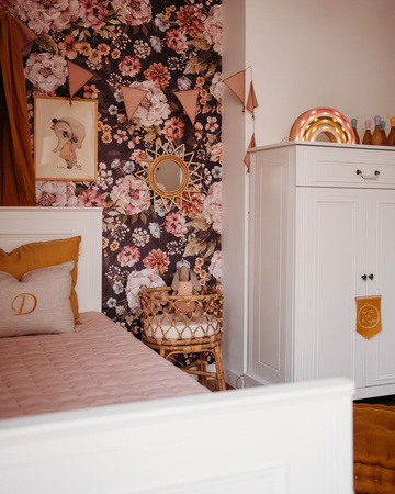 Ines elegant white 2-door chest