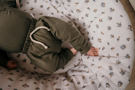 Set: Meeko Moses Korb mit Matratze + Ständer + Vintage Textilien